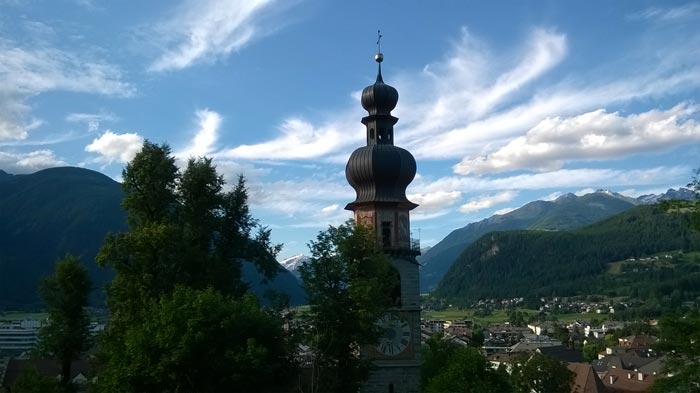 Blick über Bruneck von der Schlossberg-Seite zur Rainkirche St. Katharina