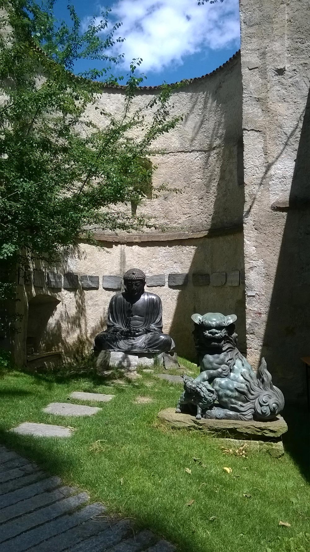 Eingang zum Brunecker Schloss und MMM Ripa